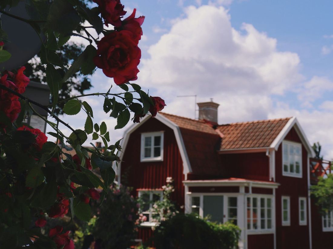Röd villa med vita fönster och nytvättad fasad